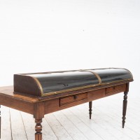 Imposante vitrine à poser en laiton, 1920