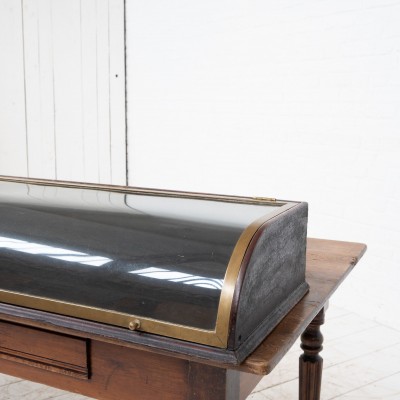 Imposante vitrine à poser en laiton, 1920