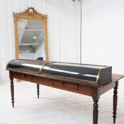 Imposante vitrine à poser en laiton, 1920