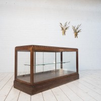 Vitrine de commerce Art Déco acajou et pierre, 1920