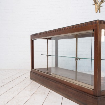 Vitrine de commerce Art Déco acajou et pierre, 1920