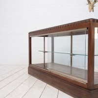 Vitrine de commerce Art Déco acajou et pierre, 1920