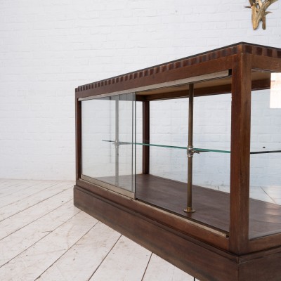 Vitrine de commerce Art Déco acajou et pierre, 1920