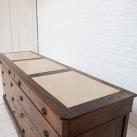 Grand meuble à tiroirs en noyer et pierre, XIXème