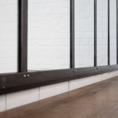 Miroir en métal riveté, début XXème