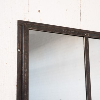 Miroir en métal riveté, début XXème