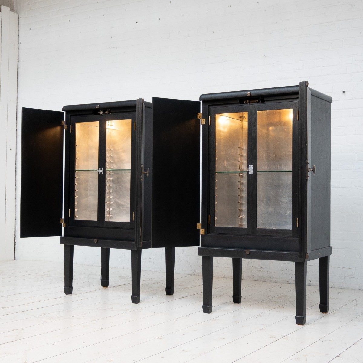 Paire de vitrines en bois noirci, XXème siècle