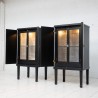 Paire de vitrines en bois noirci, XXème siècle