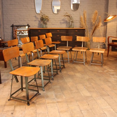 1 à 12 chaises d'atelier "Biènaise" 1950.