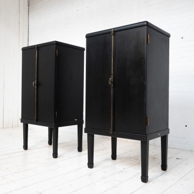 Paire de vitrines en bois noirci, XXème siècle