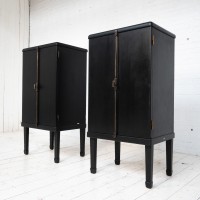 Paire de vitrines en bois noirci, XXème siècle