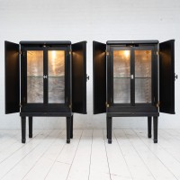 Paire de vitrines en bois noirci, XXème siècle