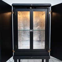 Paire de vitrines en bois noirci, XXème siècle