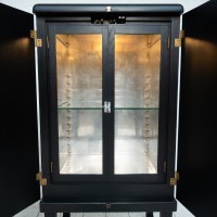 Paire de vitrines en bois noirci, XXème siècle