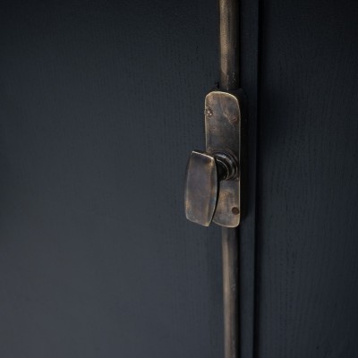 Paire de vitrines en bois noirci, XXème siècle