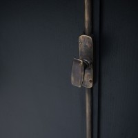 Paire de vitrines en bois noirci, XXème siècle