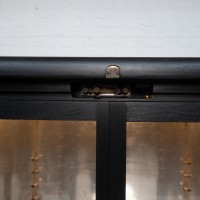 Paire de vitrines en bois noirci, XXème siècle