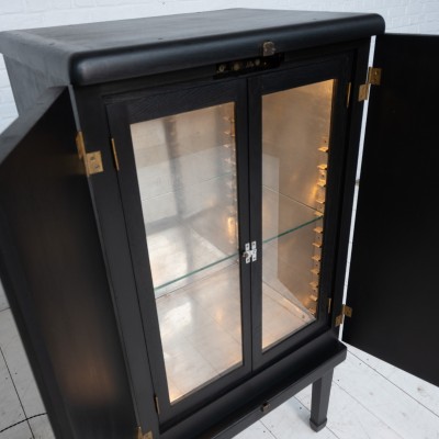 Paire de vitrines en bois noirci, XXème siècle