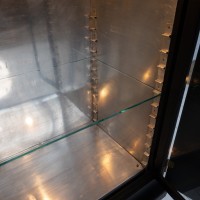 Paire de vitrines en bois noirci, XXème siècle