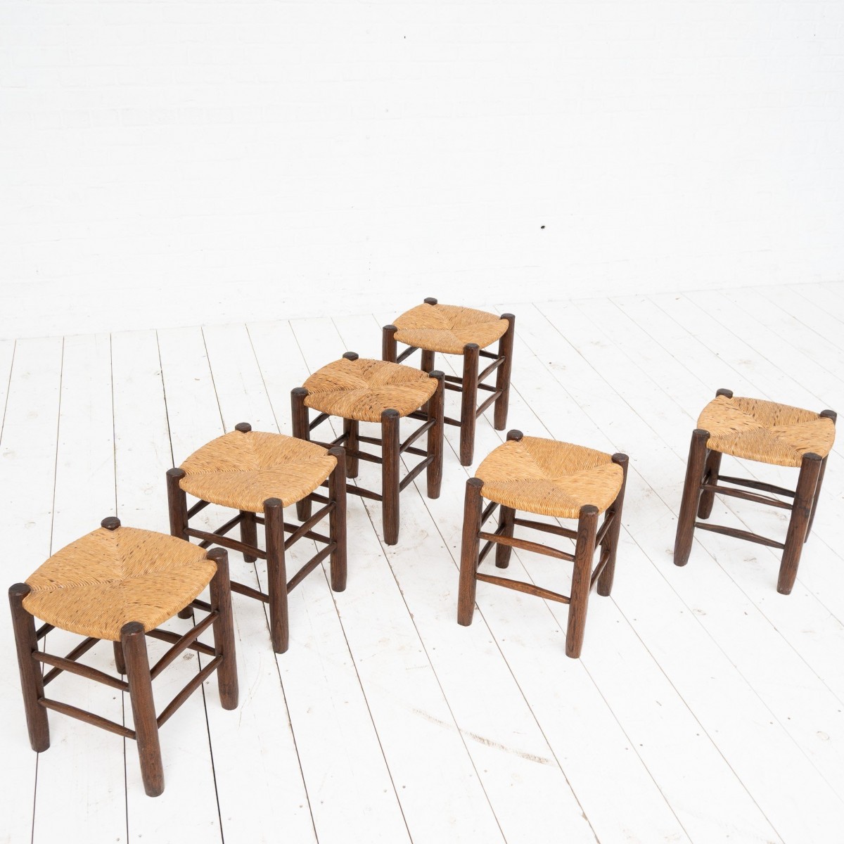 Ensemble de 6 tabourets dans le style Charlotte Perriand