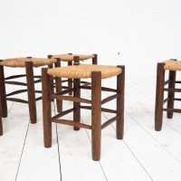 Ensemble de 6 tabourets dans le style Charlotte Perriand