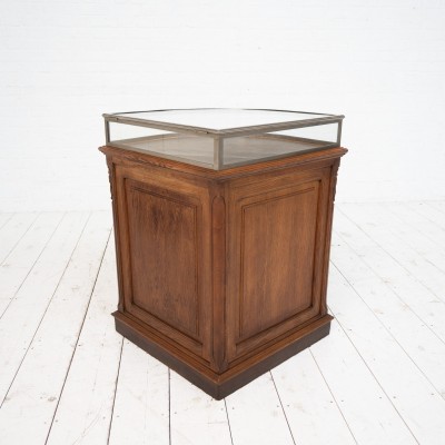 Vitrine centrale de commerce - début XXème