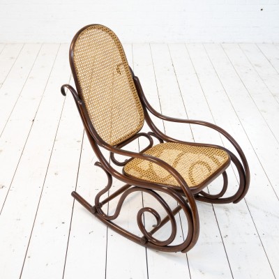 Rocking chair THONET France vers 1920. Produit proposé par ECLECTIQUE ANTIQUE