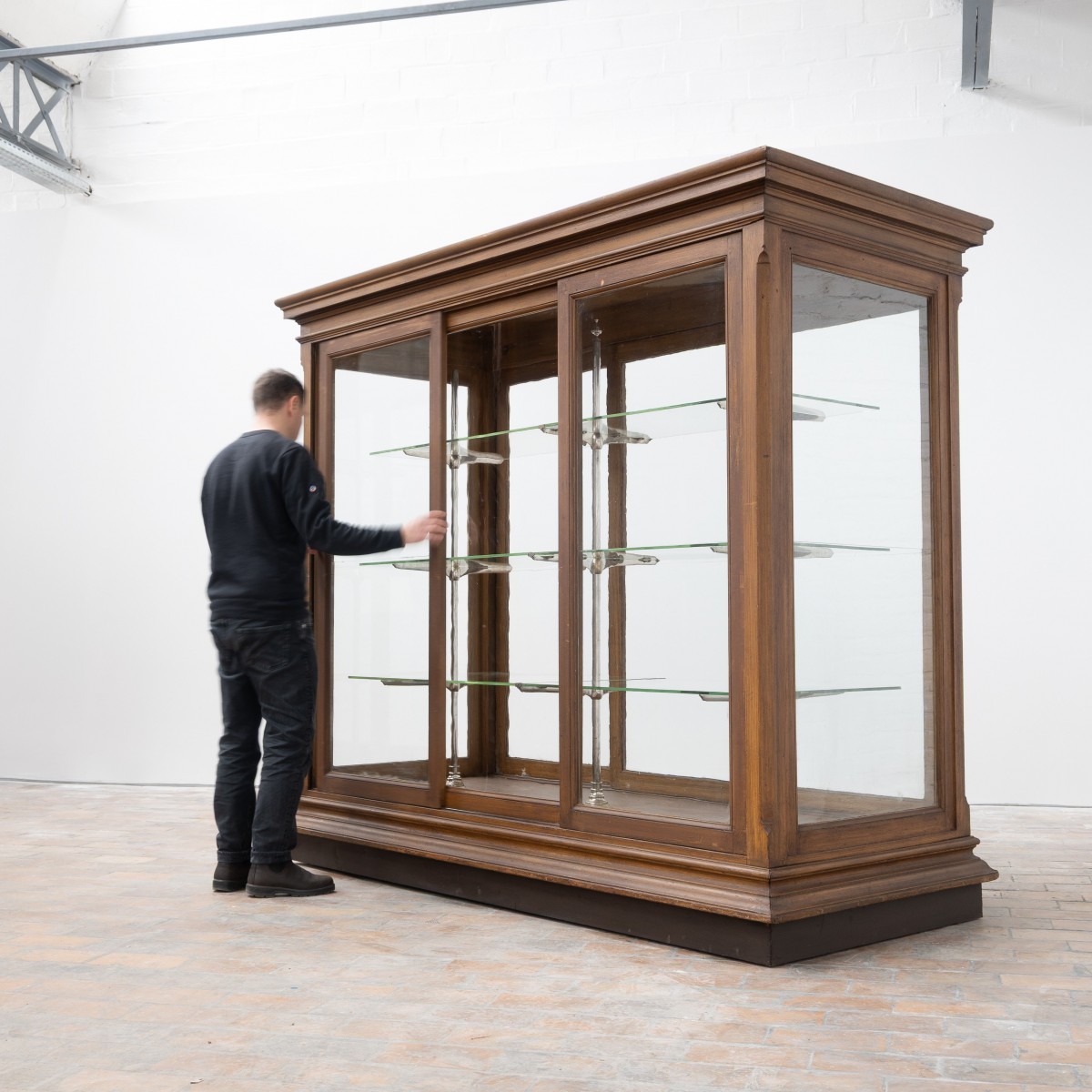 Vitrine centrale de musée - Début XXème siècle