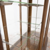 Vitrine centrale de musée - Début XXème siècle