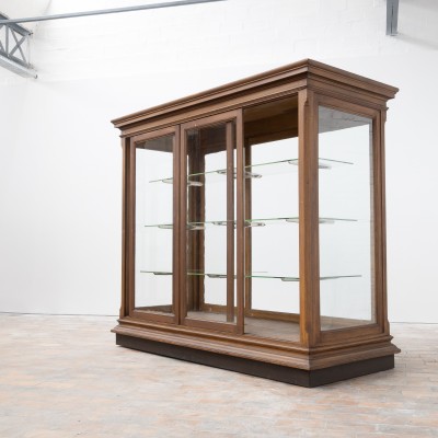 Vitrine centrale de musée - Début XXème siècle