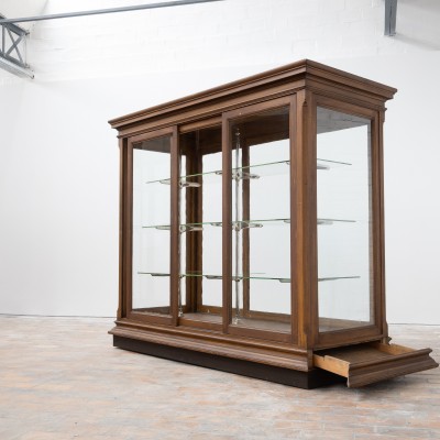 Vitrine centrale de musée - Début XXème siècle