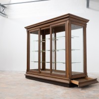 Vitrine centrale de musée - Début XXème siècle