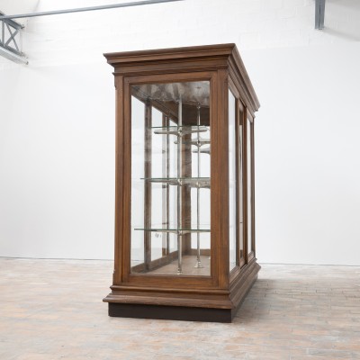 Vitrine centrale de musée - Début XXème siècle