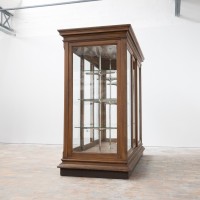 Vitrine centrale de musée - Début XXème siècle