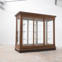 Vitrine centrale de musée - Début XXème siècle