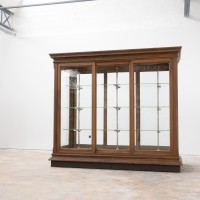 Vitrine centrale de musée - Début XXème siècle