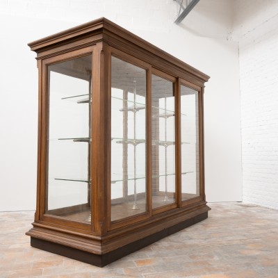 Vitrine centrale de musée - Début XXème siècle