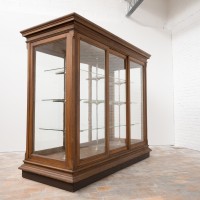 Vitrine centrale de musée - Début XXème siècle