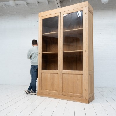 Grande vitrine deux portes en chêne - XXème