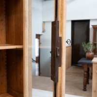 Grande vitrine deux portes en chêne - XXème