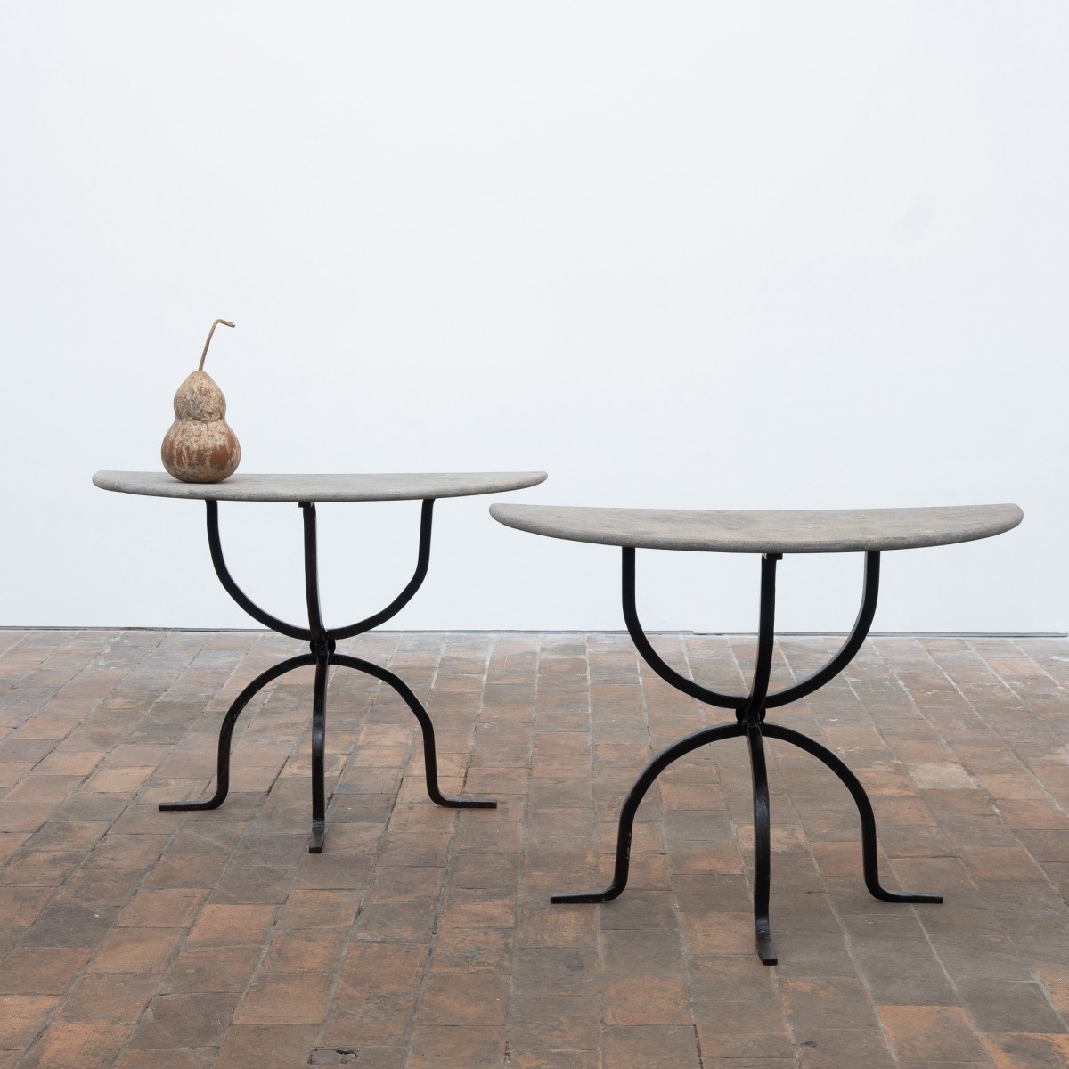 Paire de consoles de forme demi-lune - Début XXème