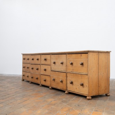 Grand meuble à tiroirs en pin - 1900