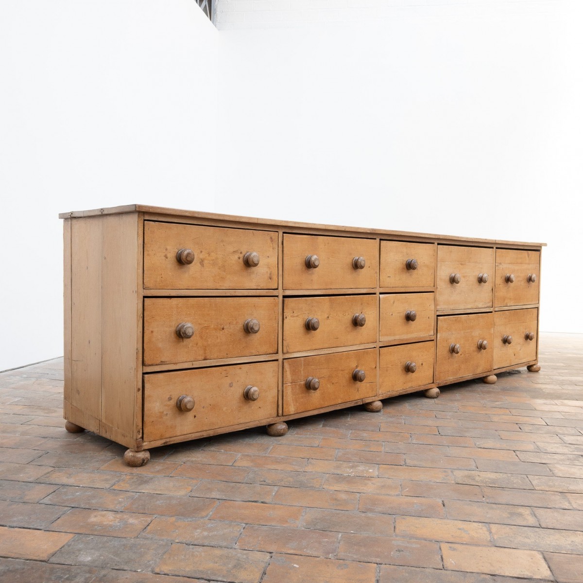 Grand meuble à tiroirs en pin - 1900