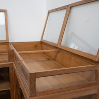 Grande vitrine d’angle de commerce en chêne