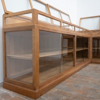 Grande vitrine d’angle de commerce en chêne