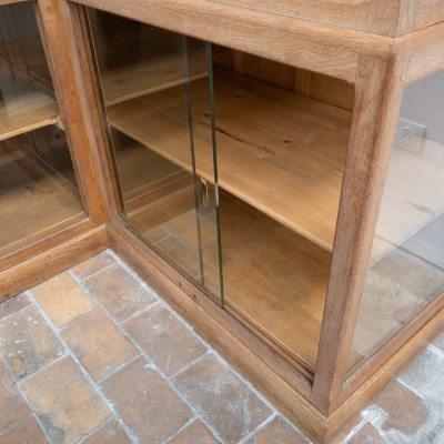 Grande vitrine d’angle de commerce en chêne