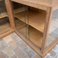Grande vitrine d’angle de commerce en chêne