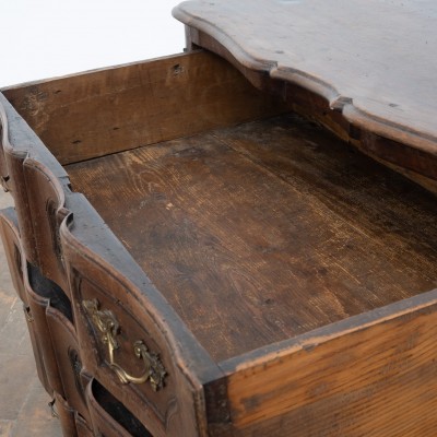 Louis XV walnut chest of drawers – France 18th century
