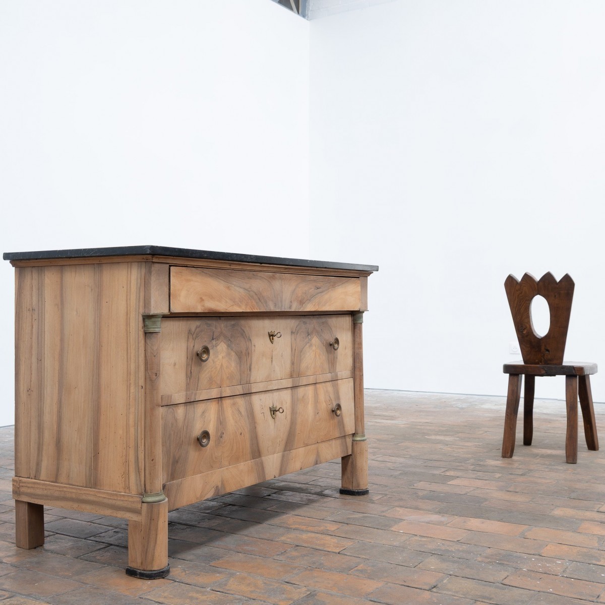 Commode en noyer et marbre noir - France XIXème