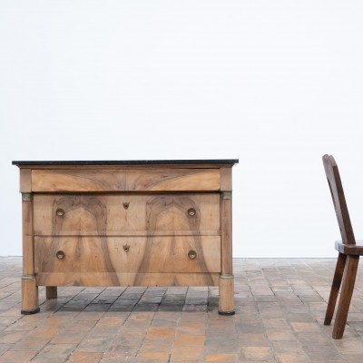 Commode en noyer et marbre noir - France XIXème